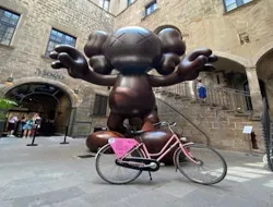 Barcelona: Street Art Bike Tour in MOCO Museum Inspired Bike